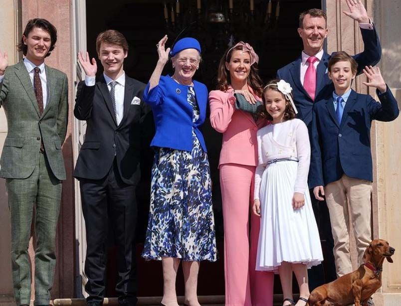 La Reina Margarita con su hijo pequeño, Joaquín de Dinamarca, y su familia