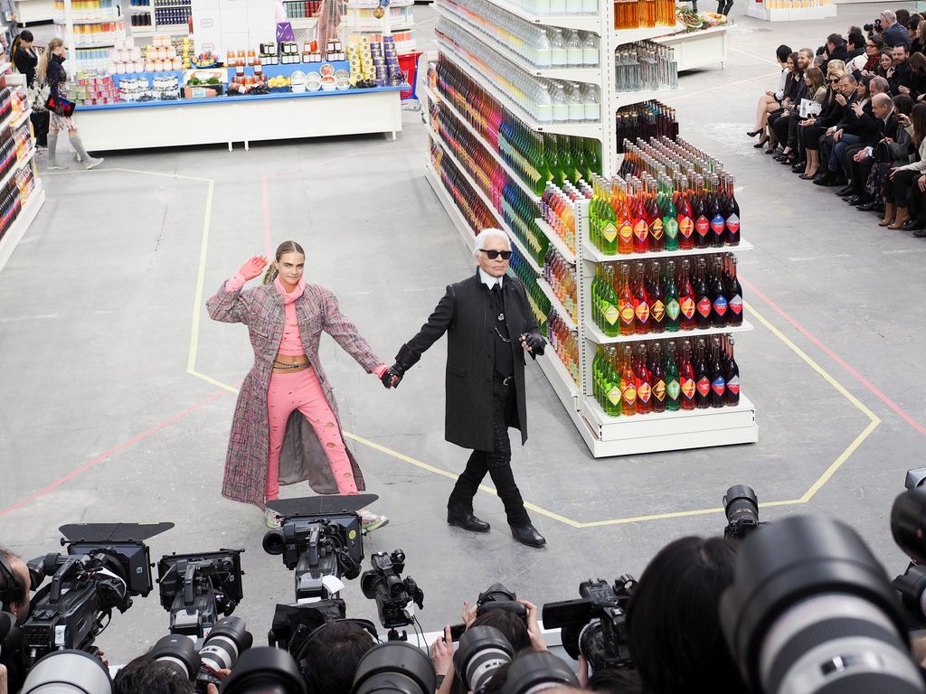 Cara Delevigne y Karl Lagerfeld cerrando el desfile en 2014