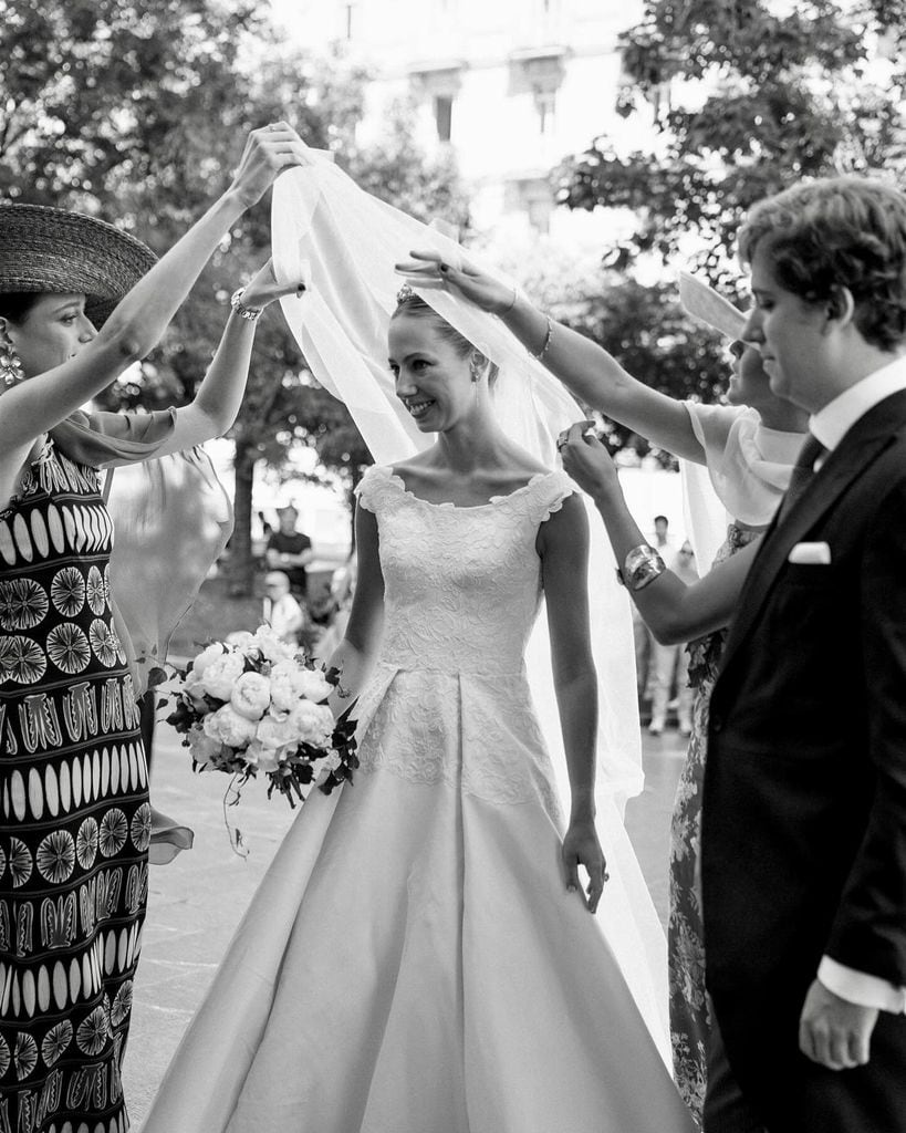 Novia velada a la puerta de la iglesia