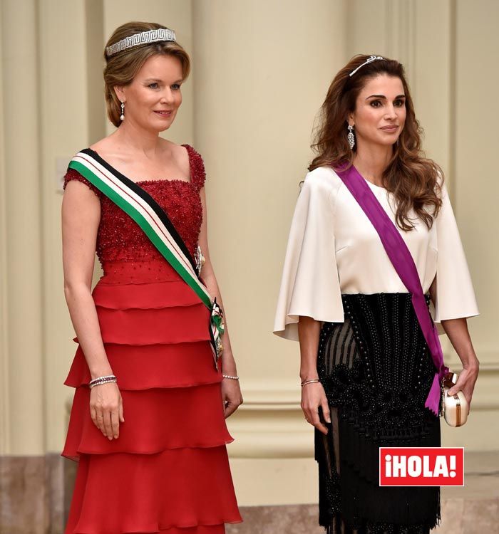 Las dos Reinas brillaron, cada una en su estilo, contrastando colores en sus vestidos
