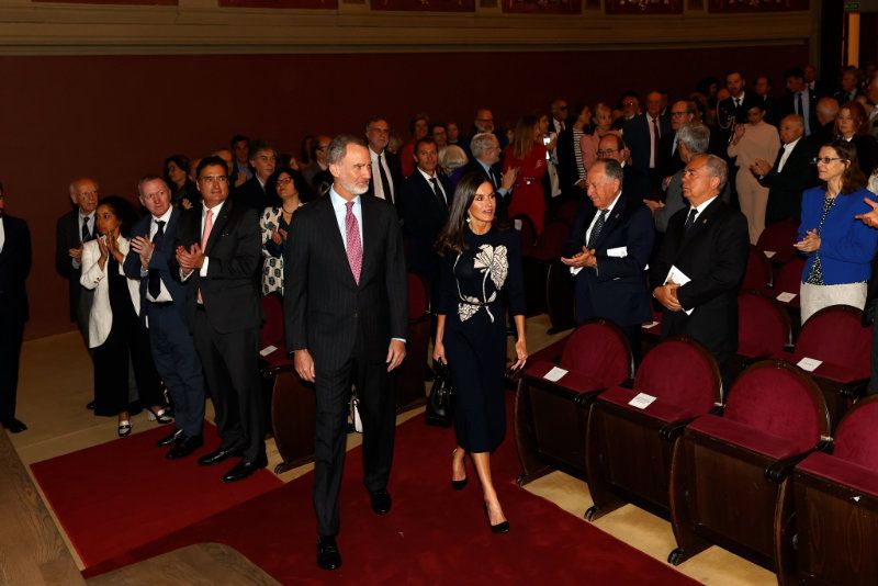 Reyes Felipe y Letizia en el Ateneo