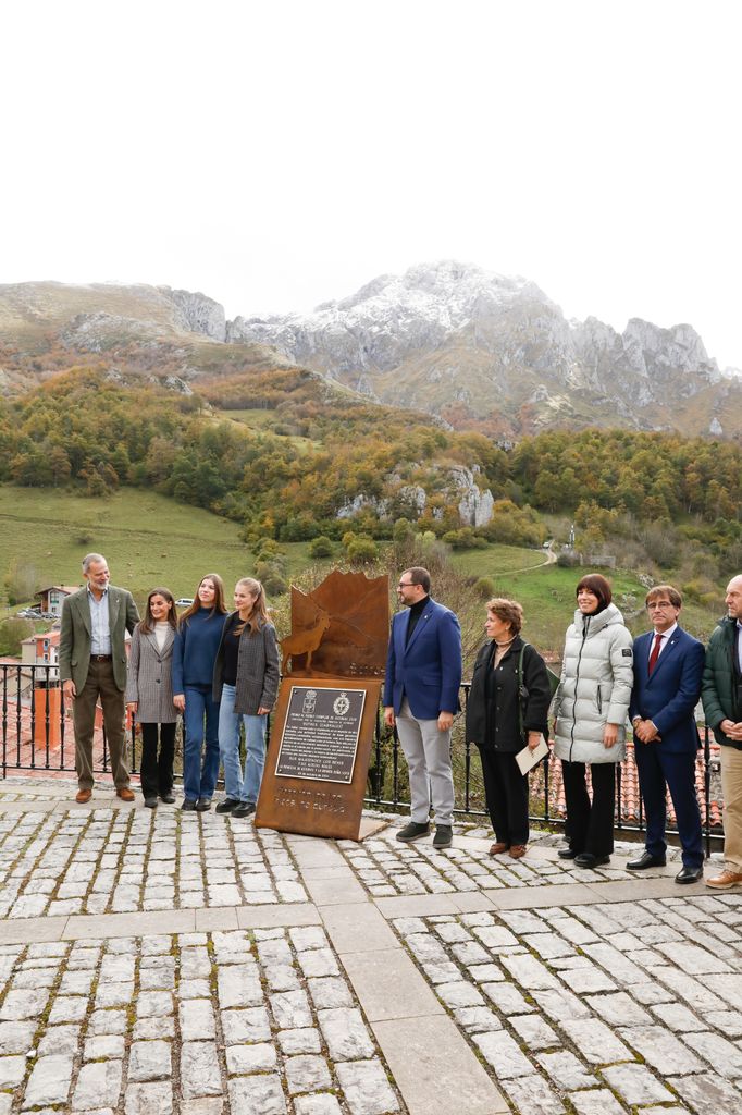 Familia Real con la placa Pueblo Ejemplar