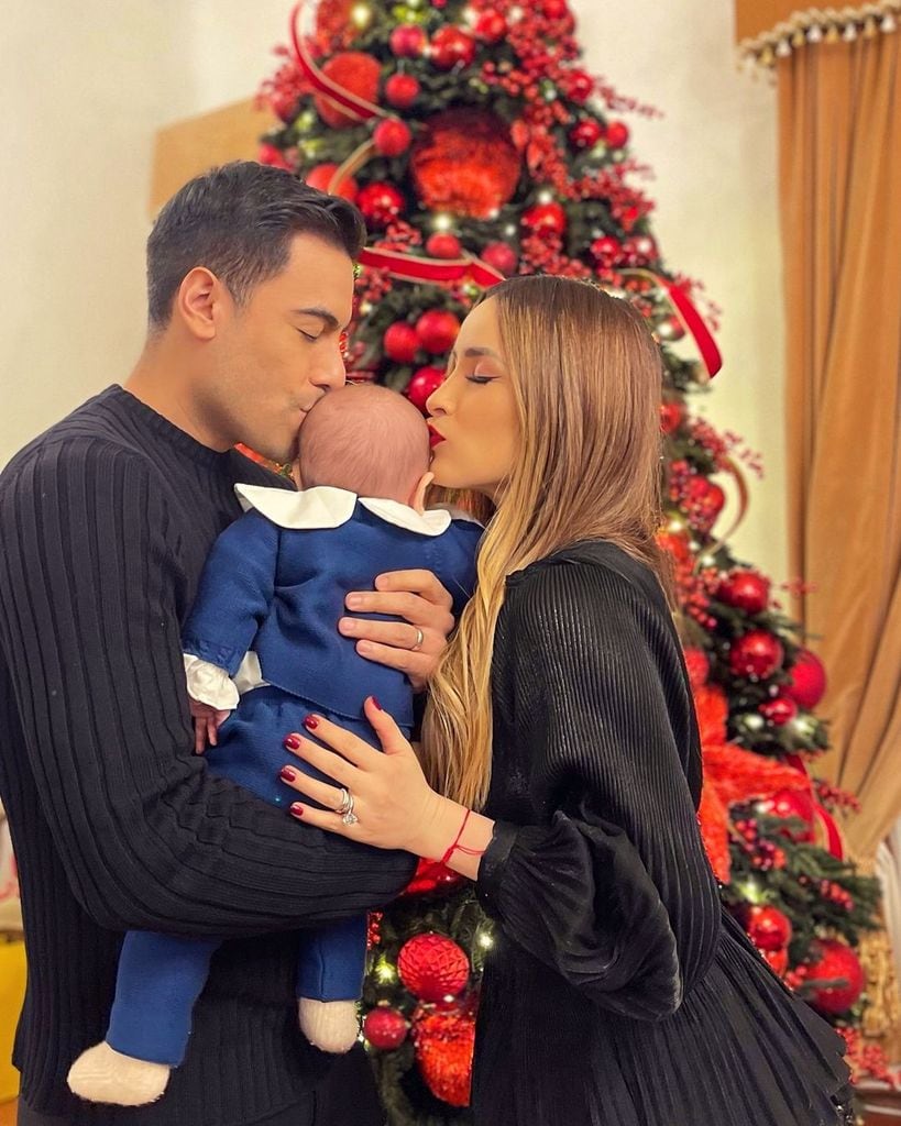 Carlos Rivera con su mujer y su pequeño León