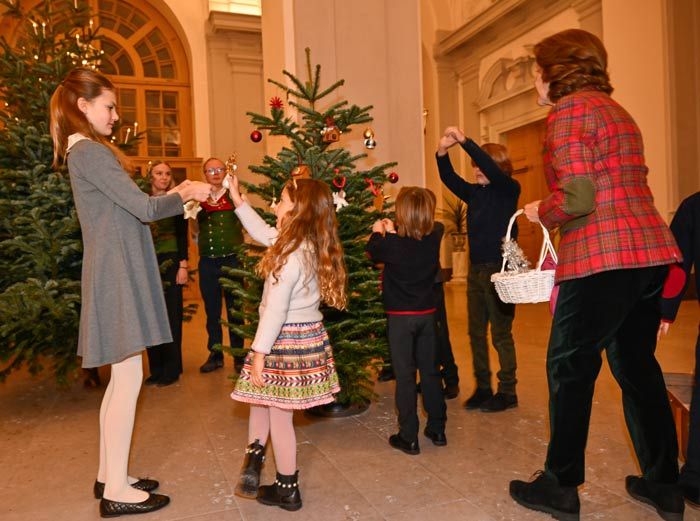 Silvia de Suecia poniendo el árbol navideño con sus ocho nietos