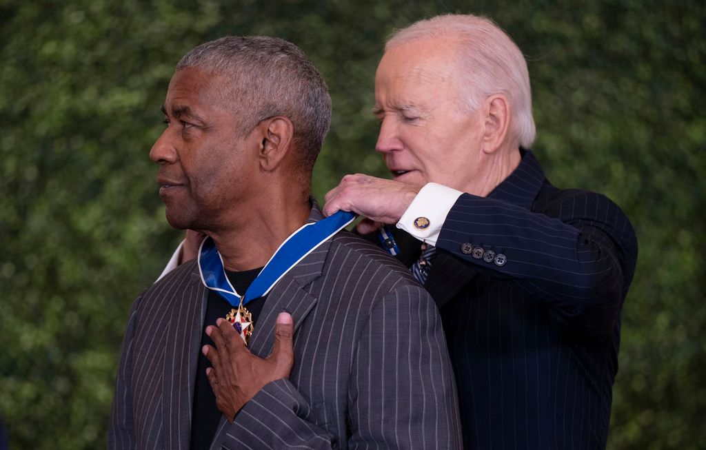 El actor Denzel Washington condecorado por Joe Biden 