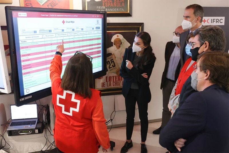 El soberano y su esposa en la Cruz Roja