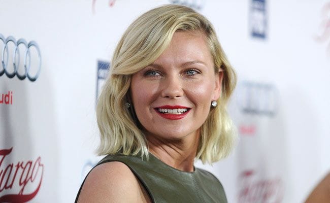 Kristen Dunst opta por la versión más formal del corte: unas ondas marcadas y flequillo lateral.
