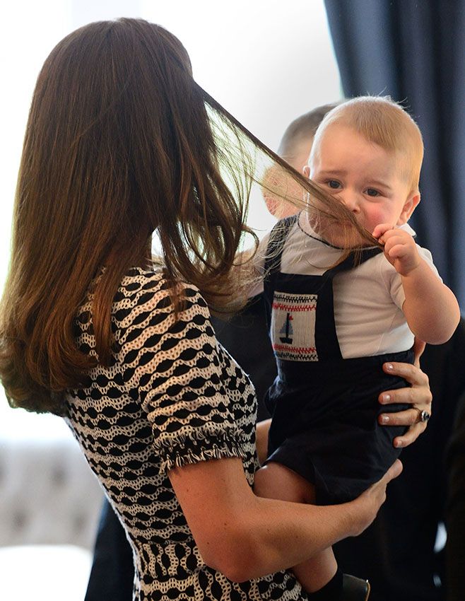 el principe george tira del cabello a la duquesa de cambridge