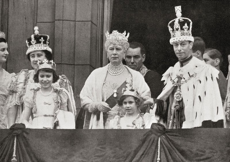 Reina Isabel II de Inglaterra en la coronación de su padre