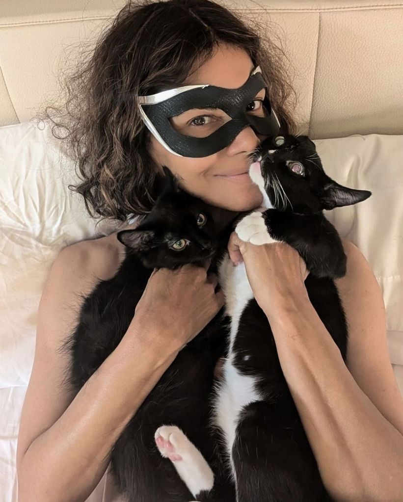 Halle Berry celebra el 20 aniversario de Catwoman, julio 2024