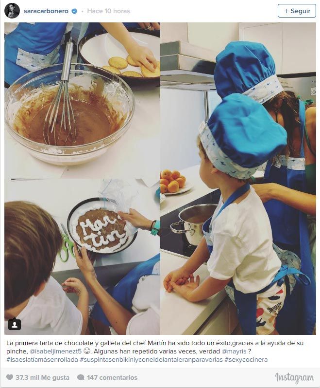 Martín ayudó a Isabel Jiménez a preparar una riquísima tarta de chocoloate, un entretenimiento para los últimos días de vacaciones, y como comentó su madre 'estaba muy rica'
