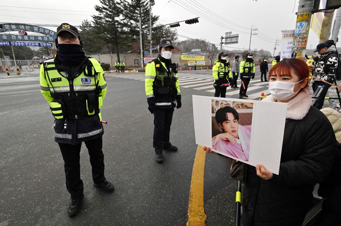 los fans se despiden de Jin de BTS que se va al servicio militar