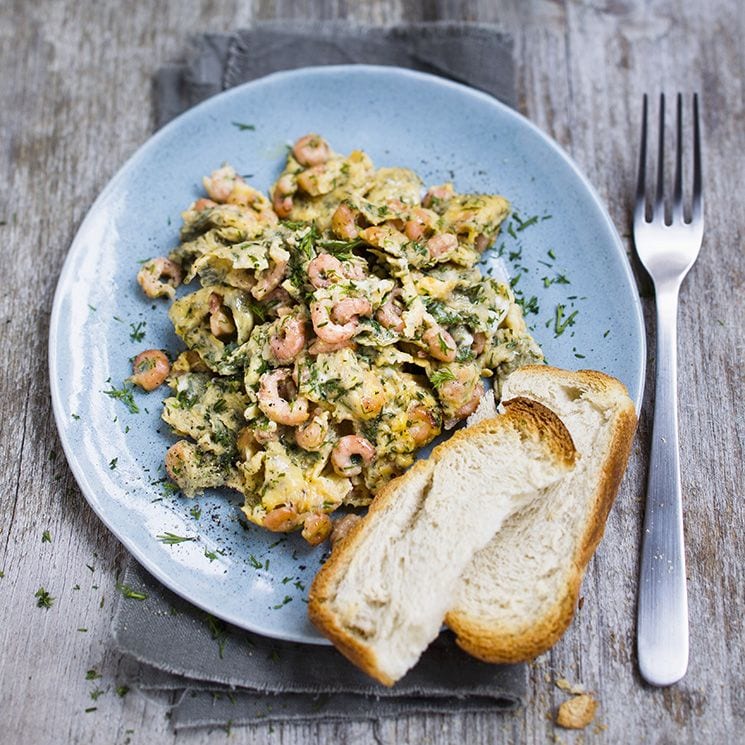 Huevos revueltos con gambas, ajetes y eneldo