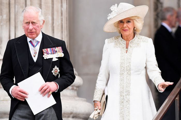 El rey Carlos III de Inglaterra y la reina consorte Camilla regrersarán este viernes a Londres