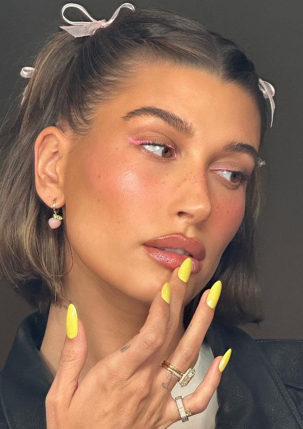 hailey bieber amarilla