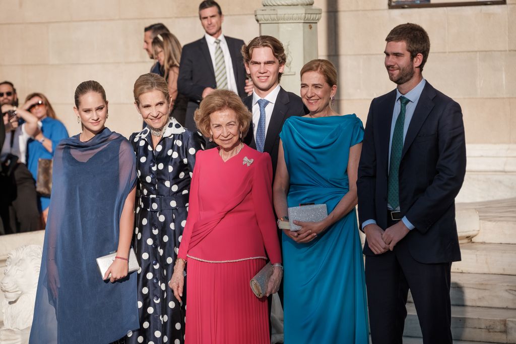 La reina Sofía, con las infantas Elena y Cristina y tres de sus nietos -Irene, Miguel y Juan Urdangarin- en la boda de su sobrina Teodora de Grecia en Atenas durante el verano de 2024