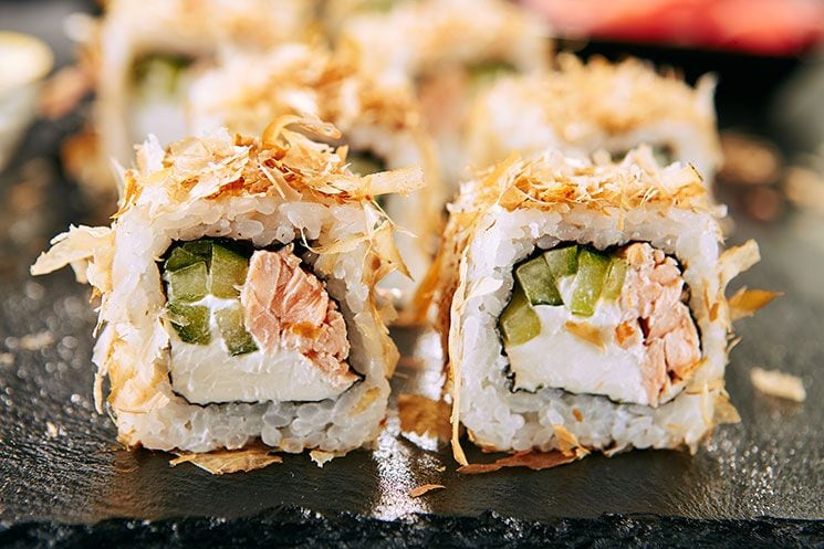 'Uramaki sushi' de salmón con copos de bonito seco