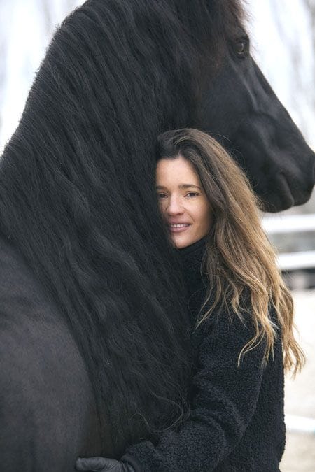 Malena Costa abrazada a su caballo