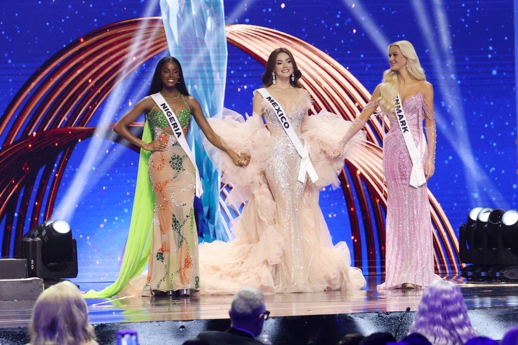 Miss Nigeria Chidimma Adetshina, Miss México María Fernanda Beltrán, Miss Dinamarca Victoria Kjær Theilvig segundos antes de conocer a la ganadora del certamen