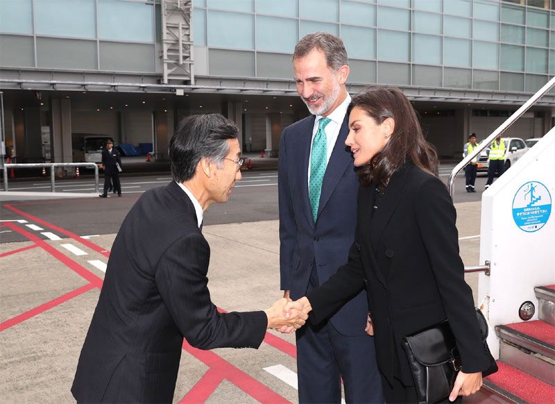 Los reyes Felipe y Letizia llegan a Japón para la entronización de Naruhito