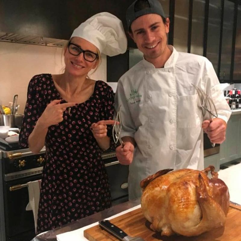 naomi watt chef pavo thanksgiving famosos tradiciones