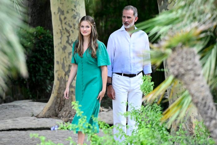 Los Reyes y sus hijas en los jardines de Alfàbia