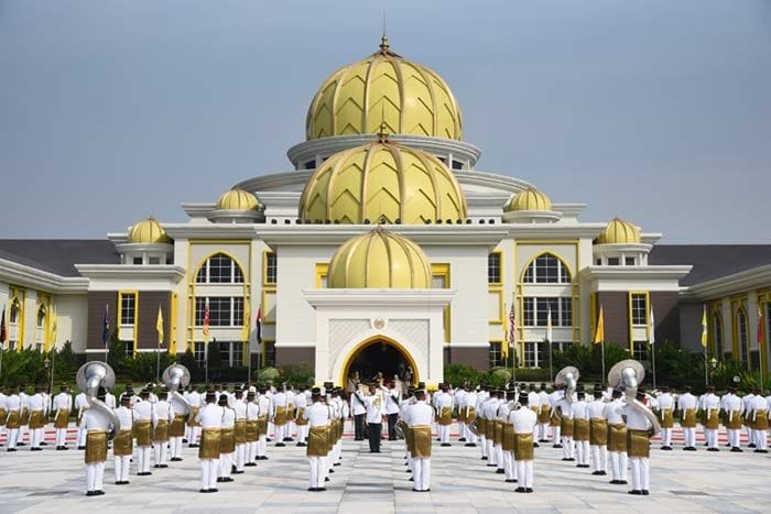 Tengku Abdullah, el nuevo rey de Malasia, asume el trono en una fastuosa ceremonia