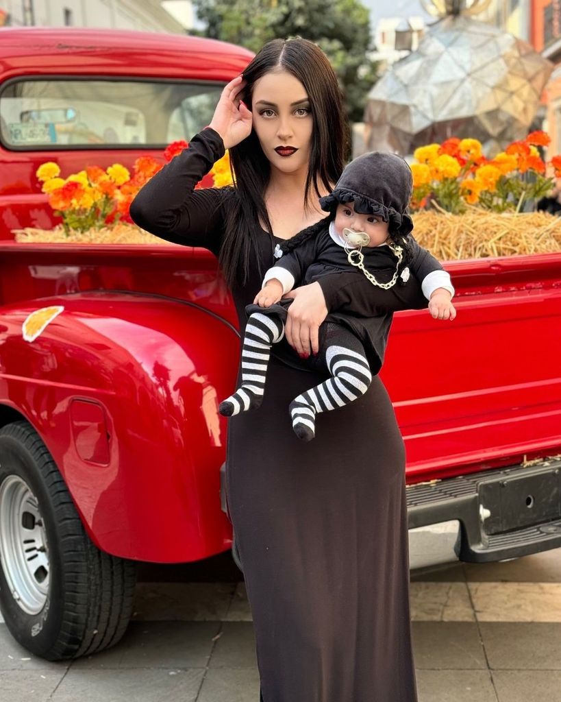 Para su primer Halloween, Paola Dalay y su hija se caracterizaron como Morticia y Merlina Addams.