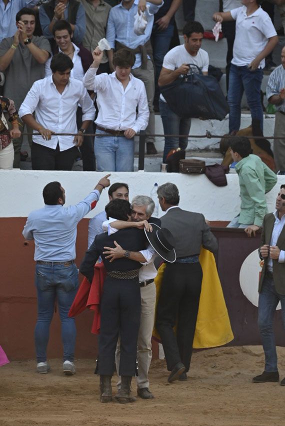 Adolfo Suárez Flores se abraza a su padre tras la faena