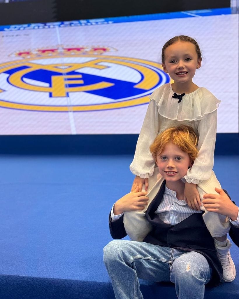 Los hijos de Helen Lindes y Rudy Fernández en el homenaje de despedida al jugador en el Real Madrid 