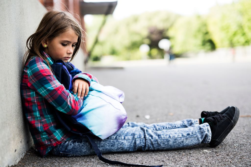 Niña sola y triste en el recreo