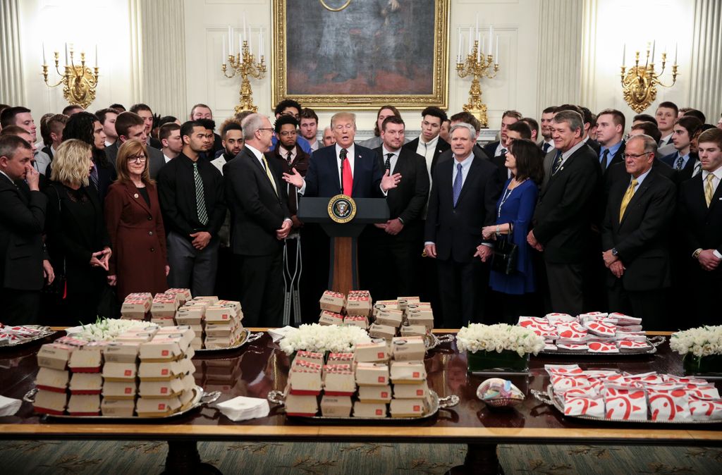 En 2019, Trump recibió a los campeones de fútbol universitario con hamburguesas y patatas papas de McDonald’s.  