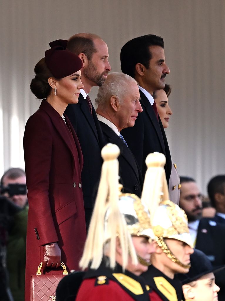 Princesa de Gales, el Príncipe Guillermo, Príncipe de Gales, el Rey Carlos III, el Emir de Qatar, el Jeque Tamim bin Hamad Al Thani y su esposa, la Jequesa Jawaher, durante una ceremonia de bienvenida en el desfile de los Guardias a Caballo Durante el primer día de la visita del Emir del Estado de Qatar al Reino Unido el 3 de diciembre de 2024 en Londres, Inglaterra. Su Alteza el Jeque Tamim bin Hamad Al Thani, Emir del Estado de Qatar, acompañado por Su Alteza la Jequesa Jawaher bint Hamad bin Suhaim Al Thani, mantendrá varios compromisos con el Príncipe y la Princesa de Gales, el Rey y la Reina, así como con figuras políticas.