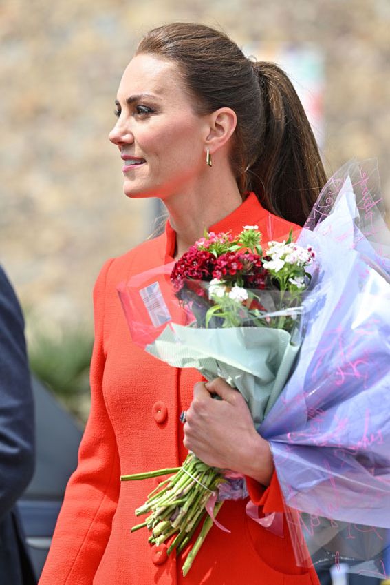 Kate Middleton, protagonista con su simbólico abrigo rojo en Cardiff