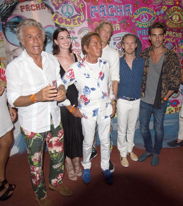 La protagonista de Los Miserables llegó a la fiesta acompañada de su marido, Adam Shulman, con el que el próximo mes de septiembre celebrará su tercer aniversario de boda, además de su gran amigo, el diseñador Valentino, y el socio de éste, Giancarlo Giammetti, que se lo pasaron en grande. Al menos así lo demuestran las fotografías que han compartido en sus respectivos perfiles de las redes sociales, en las que aparecen de lo más simpáticos y divertidos, y junto a otro de los invitados que también causó sensación, el modelo Jon Kortajarena.
