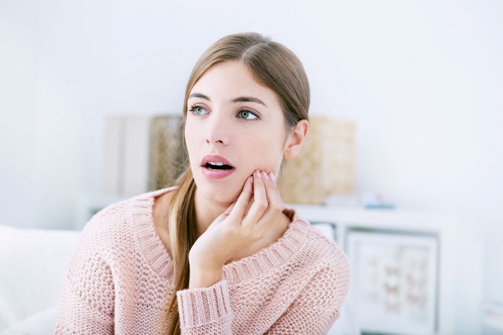 mujer con dolor en la boca