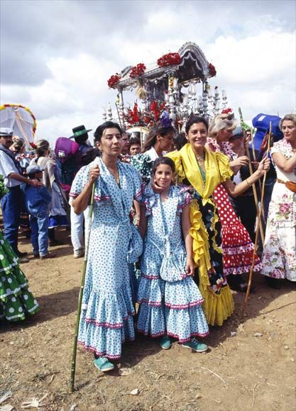 Carmen, junto a su hermana Belén y su sobrina en la Romería del Rocío de Huelva, en abril de 1990. Aunque Belén estuvo casada en dos ocasiones, la primera con Juan Carlos Beca y la segunda con José Luis Cobo, la hija de Antonio Ordóñez siempre recordó a Francisco Ruiz, Curro, como el gran amor de su vida. De su relación con él nació su hija Belén