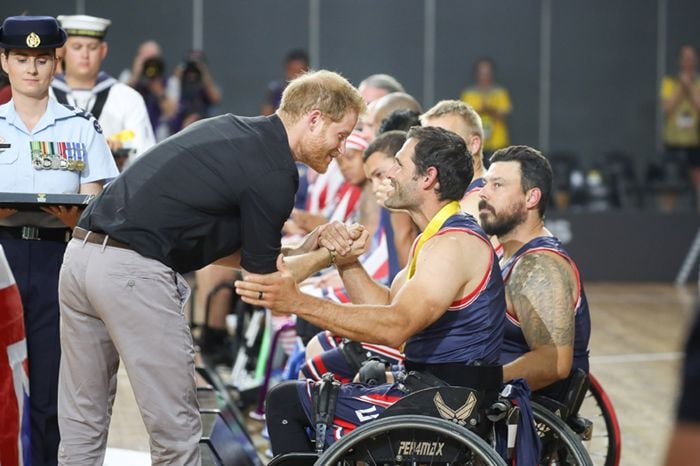 El príncipe Harry saludando a los participantes de los Juegos Invictus de Sydney, Australia.