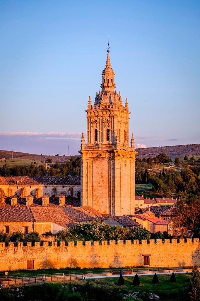 Torre de la catedral y murallas en El Burgo de Osma