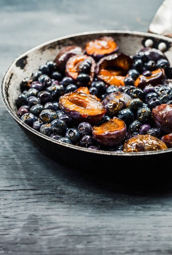 cazuela-ciruelas-arandanos-caramelizados