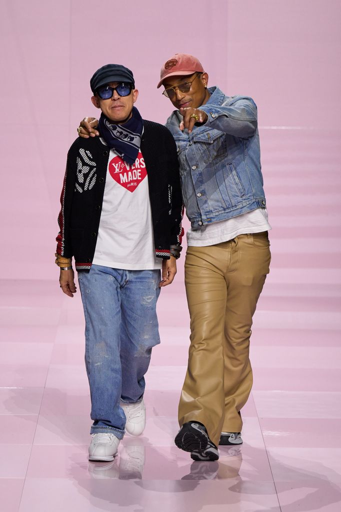 Nigo y Pharrell Williams, saludan tras el desfile de Louis Vuitton Otoño/Invierno 2025-2026.