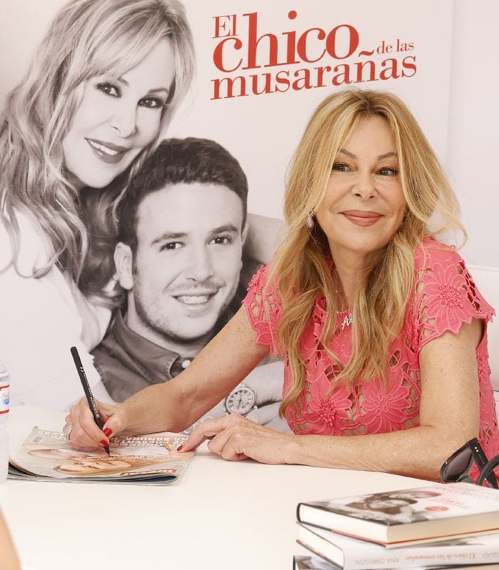 Ana Obregón firmando un ejemplar de la revista ¡HOLA!