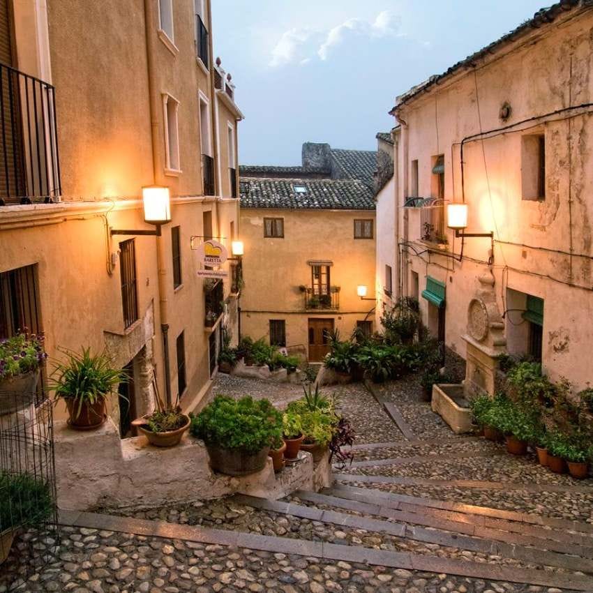 Calles empedradas y escalonadas del casco antiguo de Bocairent.