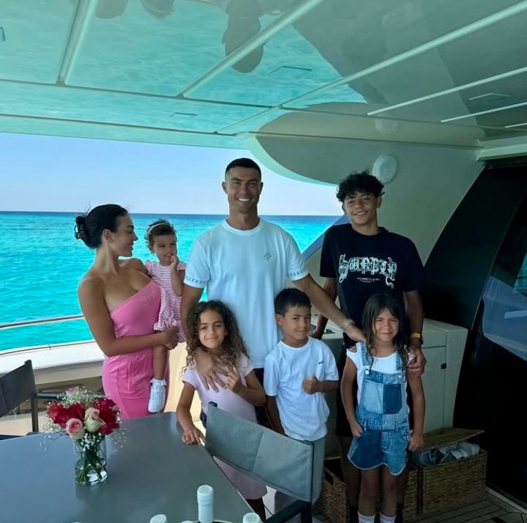 Cristiano Ronaldo y Georgina junto a sus hijos 