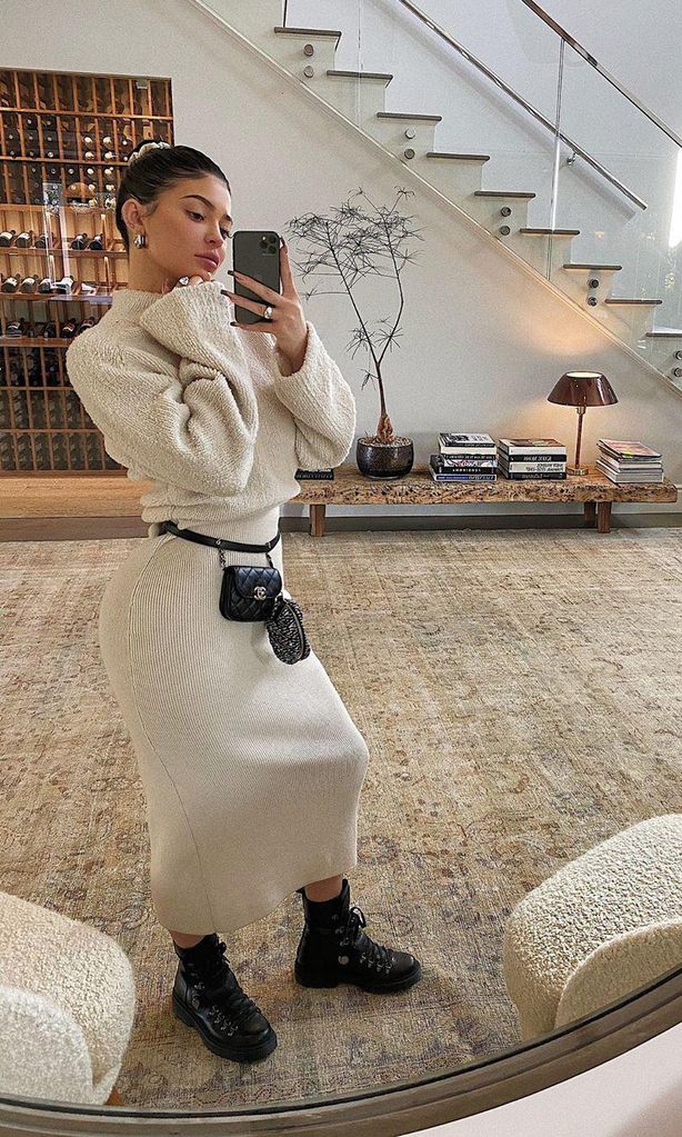 Kylie Jenner luciendo un cozy look en redes sociales