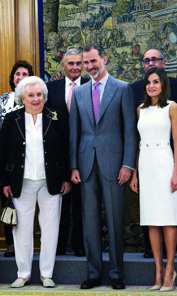 Infanta Pilar y el rey Felipe con doña Letizia