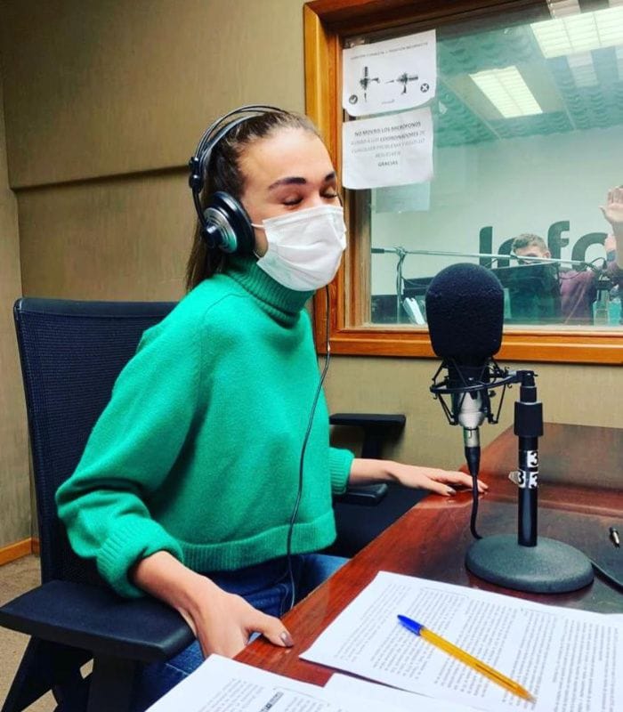 Sofía Gea en un estudio de radio
