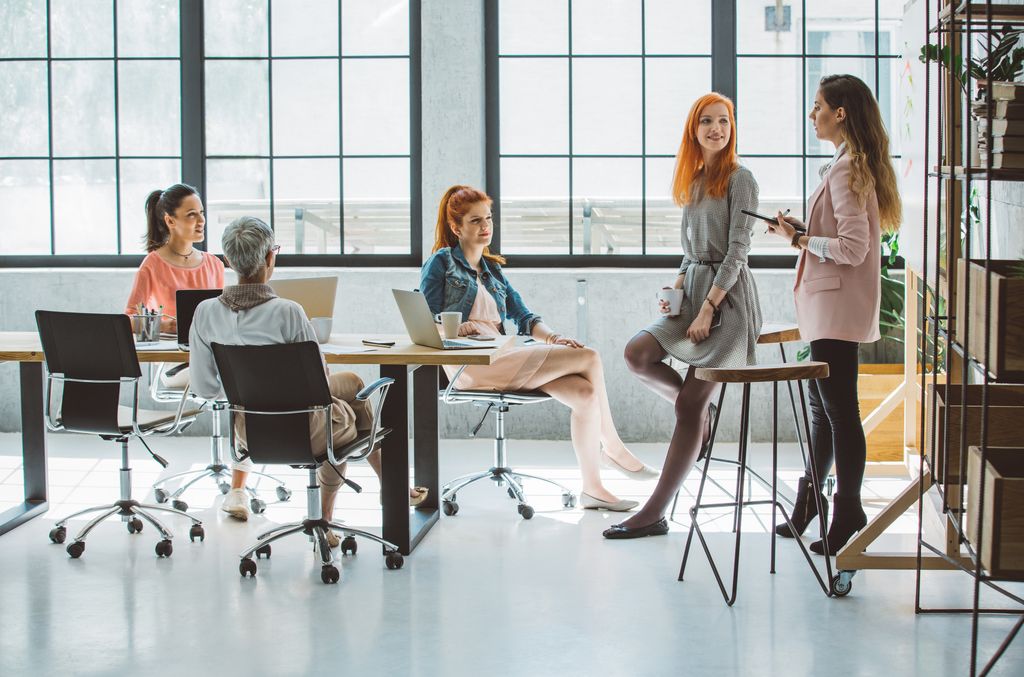 grupo de mujeres en la oficina, trabajando en equipo