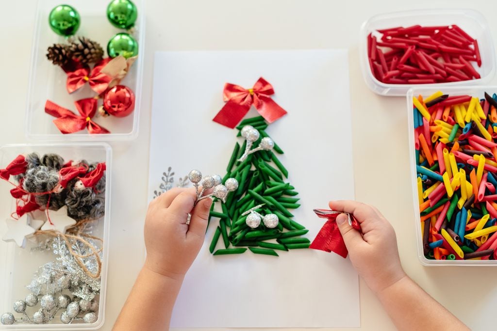 Un árbol navideño con pasta de colores