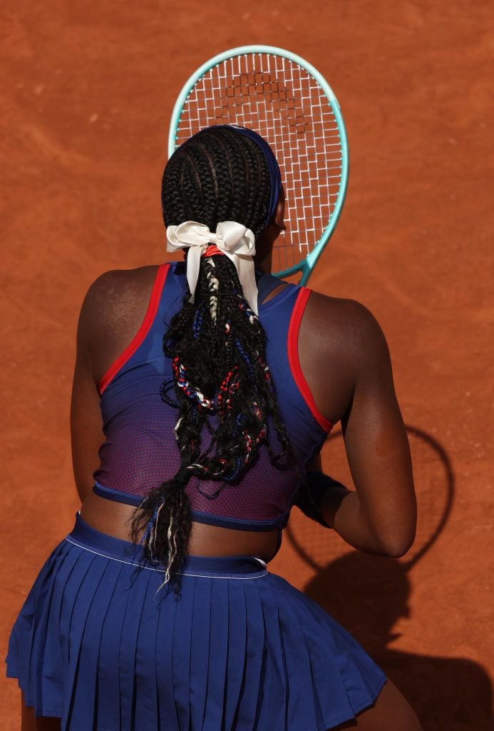 Coco Gauff lleva una 'ponytail' con detalles y accesorios. 